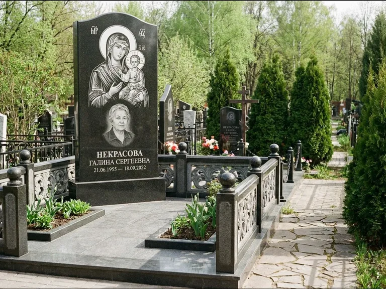 Памятник с гравировкой иконы: полукруглая стела с купольным навершием — Архангел Михаил на стеле, заснеженный зимний участок, работа «Гущин» в Салехарде