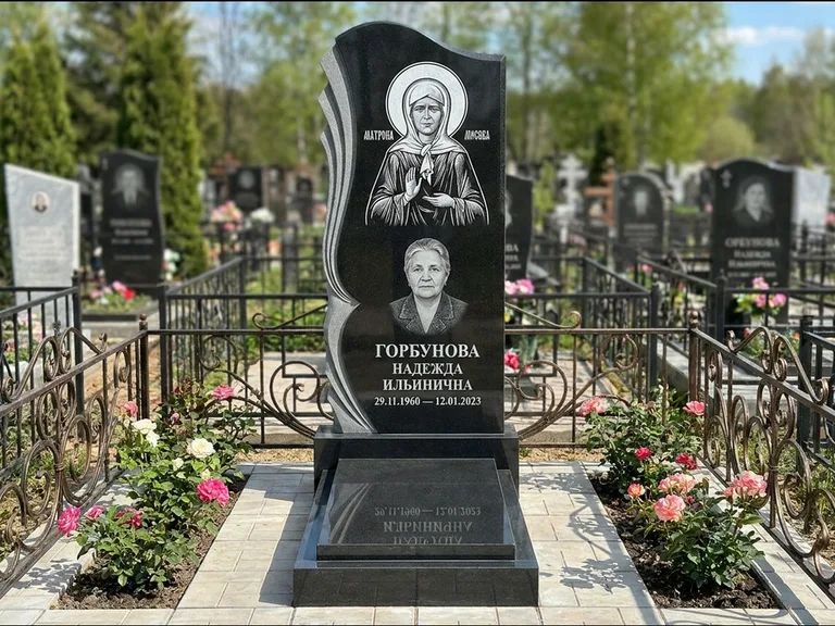 Памятник с гравировкой иконы — икона в резном киоте, работа «Одинцов» в Салехарде