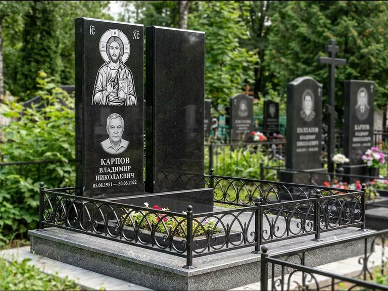 Памятник с гравировкой иконы — Казанская икона Божией Матери на стеле, работа «Богданова» в Салехарде