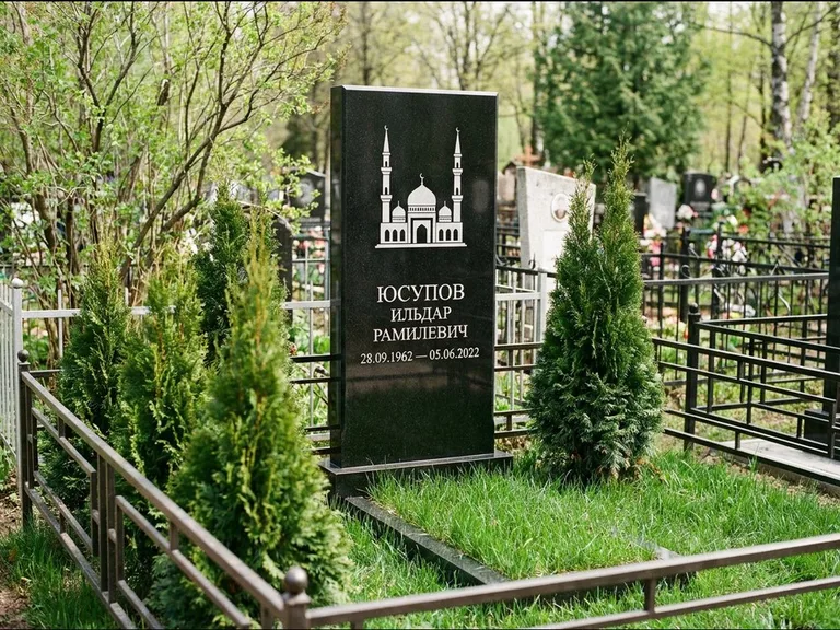 Мусульманский памятник с гравировкой мечети — силуэт мечети с двумя минаретами над именем, работа «Юсупов» в Салехарде