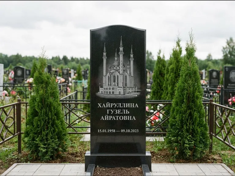 Мусульманский памятник с гравировкой мечети — мечеть Кул-Шариф на обороте стелы, работа «Хайруллина» в Салехарде