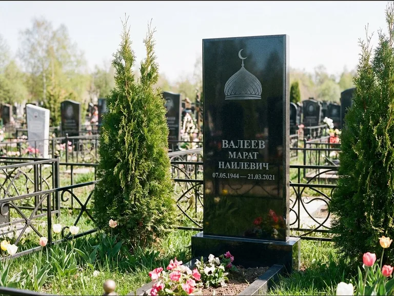 Мусульманский памятник с гравировкой мечети — купол с полумесяцем в верхней части, работа «Валеев» в Салехарде