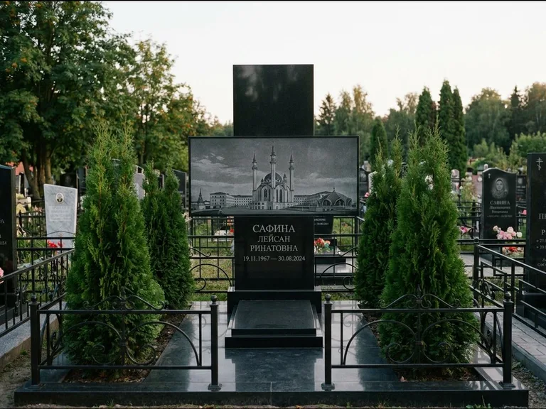 Мусульманский памятник с гравировкой мечети — панорама мечети во всю ширину стелы, работа «Сафина» в Салехарде