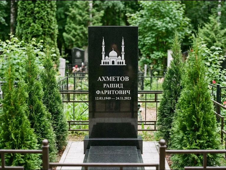 Мусульманский памятник с гравировкой мечети — силуэт мечети с двумя минаретами над именем, работа «Ахметов» в Салехарде