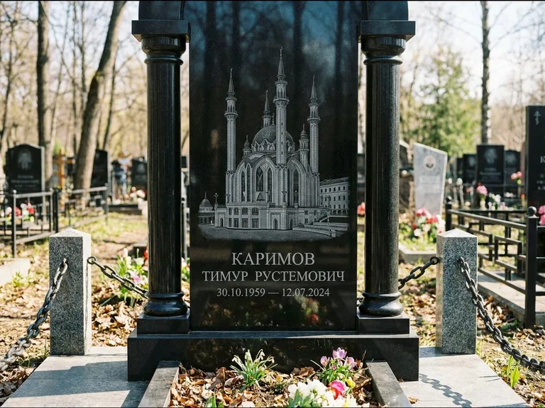 Мусульманский памятник с гравировкой мечети: стела с колоннами-минаретами по бокам — детализированная гравировка мечети Кул-Шариф, гранитные столбики с провисающей цепью, работа «Каримов» в Салехарде
