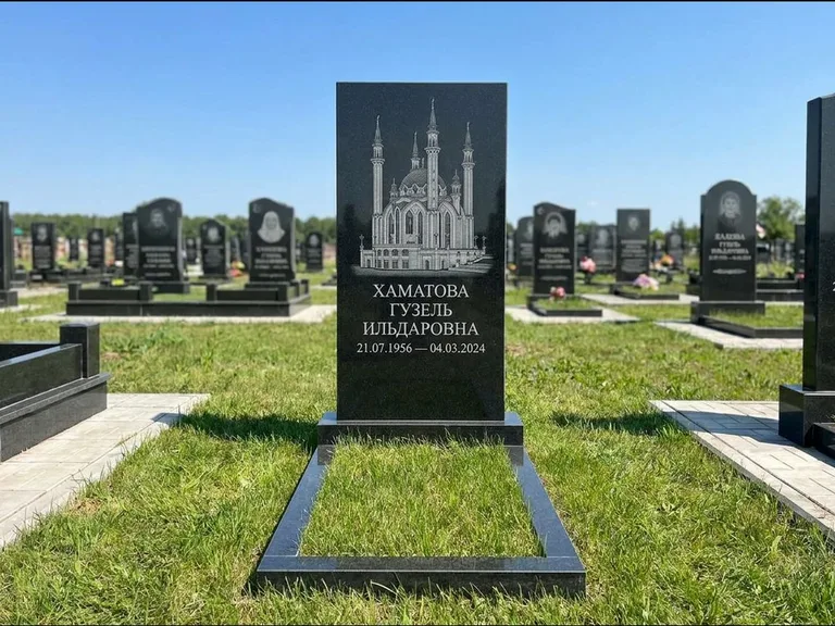 Мусульманский памятник с гравировкой мечети: небольшая скромная одиночная стела — золочёная гравировка мечети, аккуратный участок с газоном, работа «Нигматуллина» в Салехарде