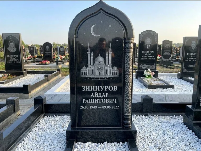 Мусульманский памятник с гравировкой мечети: стела с михраб-верхом и резной боковой колонной — детализированная гравировка мечети Кул-Шариф, белая мраморная крошка, работа «Ахметов» в Салехарде