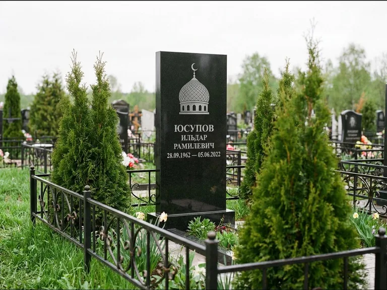 Мусульманский памятник с гравировкой мечети — купол с полумесяцем в верхней части, работа «Юсупов» в Салехарде
