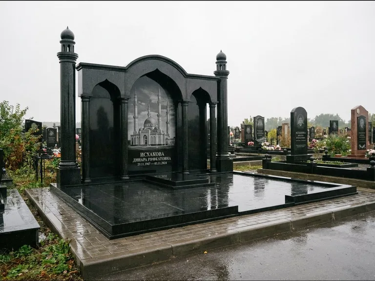 Мусульманский памятник с гравировкой мечети: семейный мемориал с колоннами-минаретами и аркой — золочёная гравировка мечети, большая мощёная площадка, работа «Абдуллаева» в Салехарде