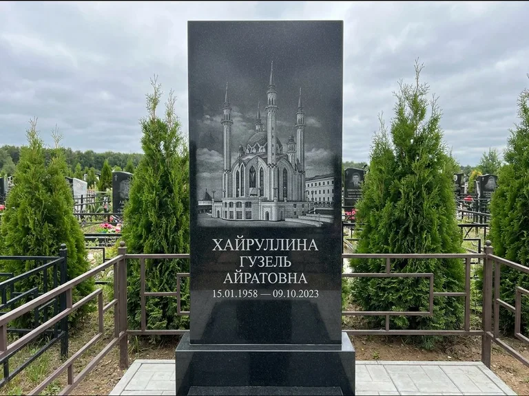 Мусульманский памятник с гравировкой мечети — панорама мечети во всю ширину стелы, работа «Хайруллина» в Салехарде