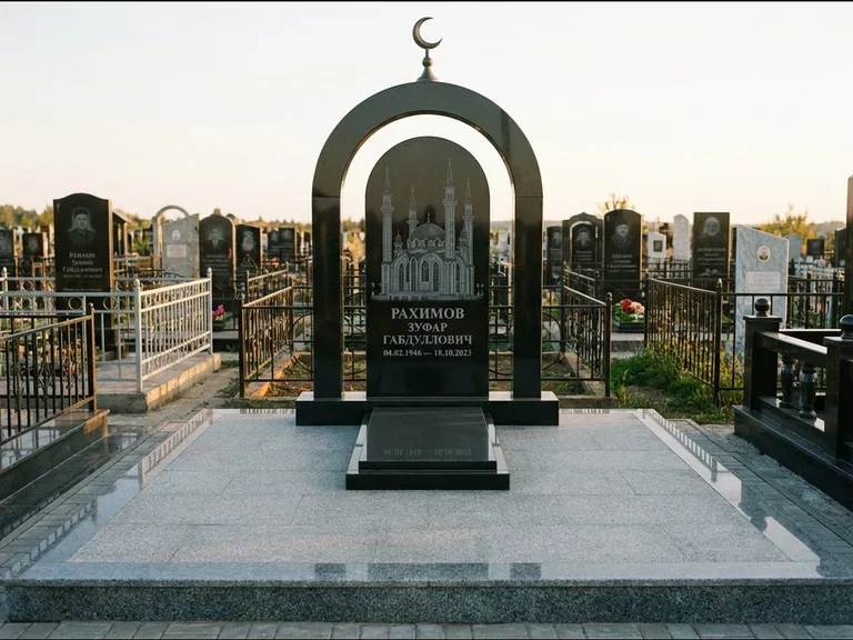 Мусульманский памятник с гравировкой мечети: монументальная стела-арка с полумесяцем на вершине — детализированная гравировка мечети Кул-Шариф, мощёная гранитная площадка с бордюром, работа «Юсупов» в Салехарде