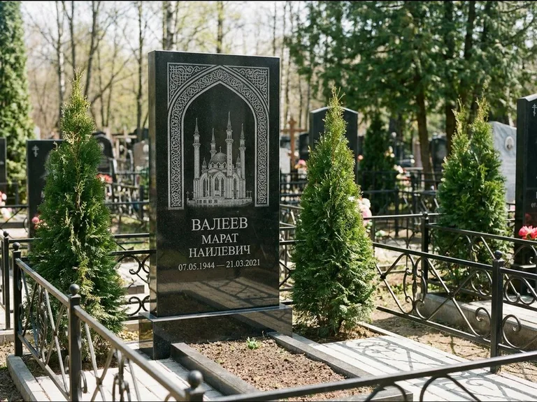 Мусульманский памятник с гравировкой мечети — мечеть в восточной арке с орнаментом, работа «Валеев» в Салехарде