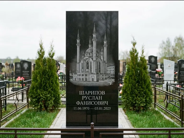 Мусульманский памятник с гравировкой мечети — мечеть Кул-Шариф на обороте стелы, работа «Шарипов» в Салехарде
