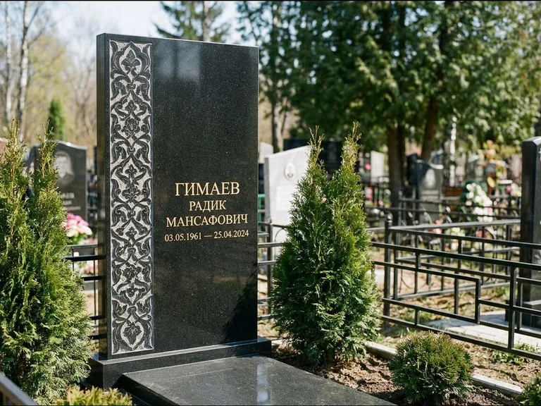 Мусульманский памятник — колонна ислими по краю стелы, работа «Гимаев» в Салехарде