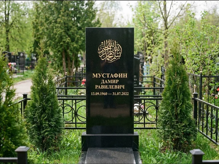 Мусульманский памятник — шахада в верхней части стелы, работа «Мустафин» в Салехарде