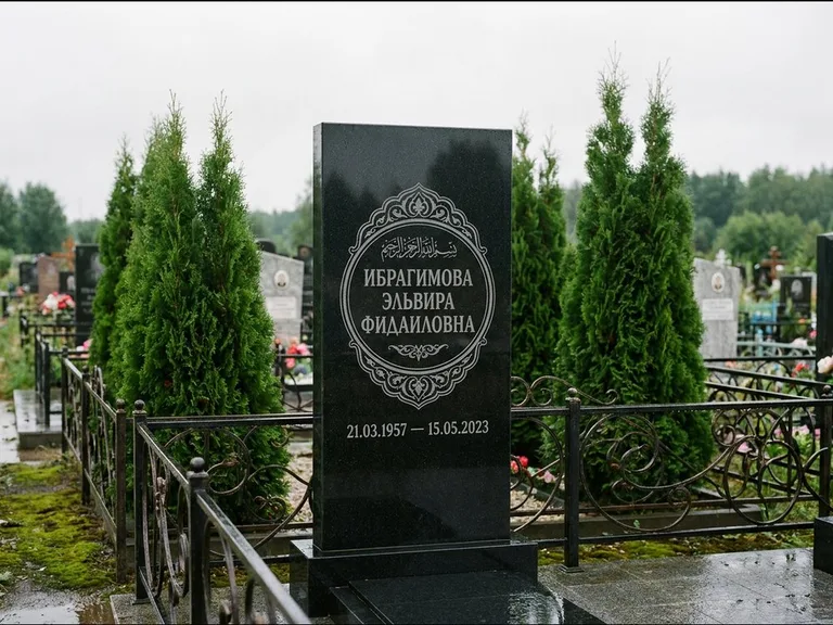 Мусульманский памятник — имя на арабском в картуше, работа «Ибрагимова» в Салехарде