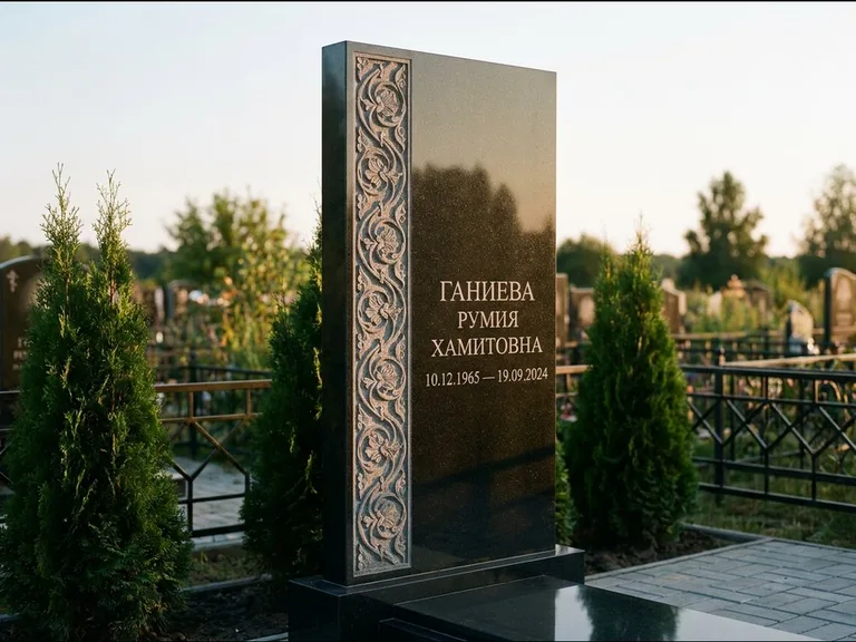 Мусульманский памятник — колонна ислими по краю стелы, работа «Ганиева» в Салехарде