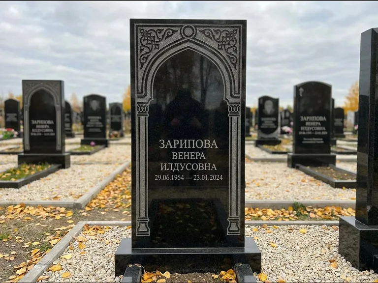 Мусульманский памятник: фигурная стела с михраб-нишей — гравировка мечети в михраб-арке с орнаментом, светлая гравийная отсыпка, работа «Зарипова» в Салехарде