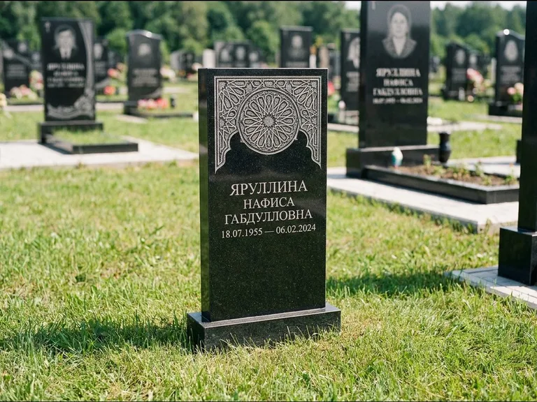 Мусульманский памятник: небольшая скромная невысокая стела — золочёная гравировка мечети, аккуратный участок с газоном, работа «Фахрутдинова» в Салехарде