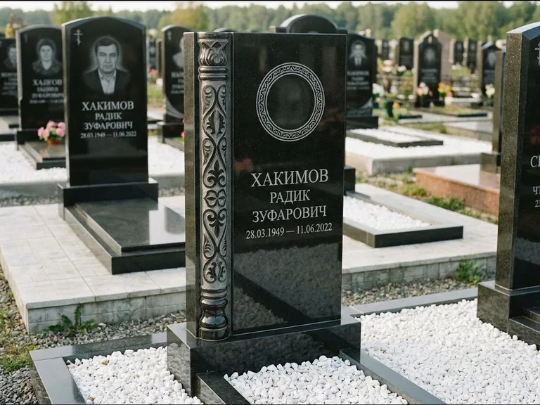 Мусульманский памятник: стела с боковой резной орнаментальной колонной — детализированная гравировка мечети Кул-Шариф, белая мраморная крошка, работа «Хабибуллин» в Салехарде