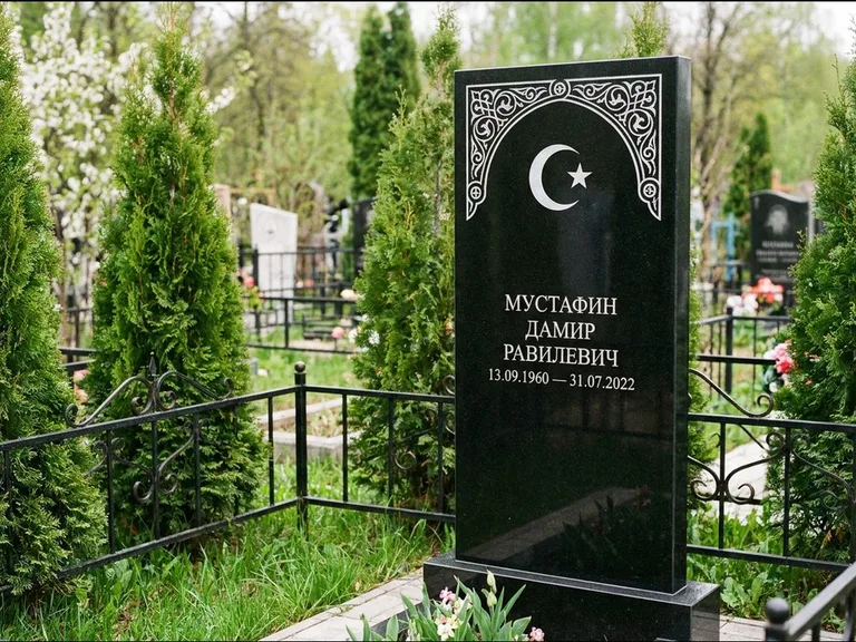 Мусульманский памятник — полумесяц со звездой и орнамент-бордюр, работа «Мустафин» в Салехарде