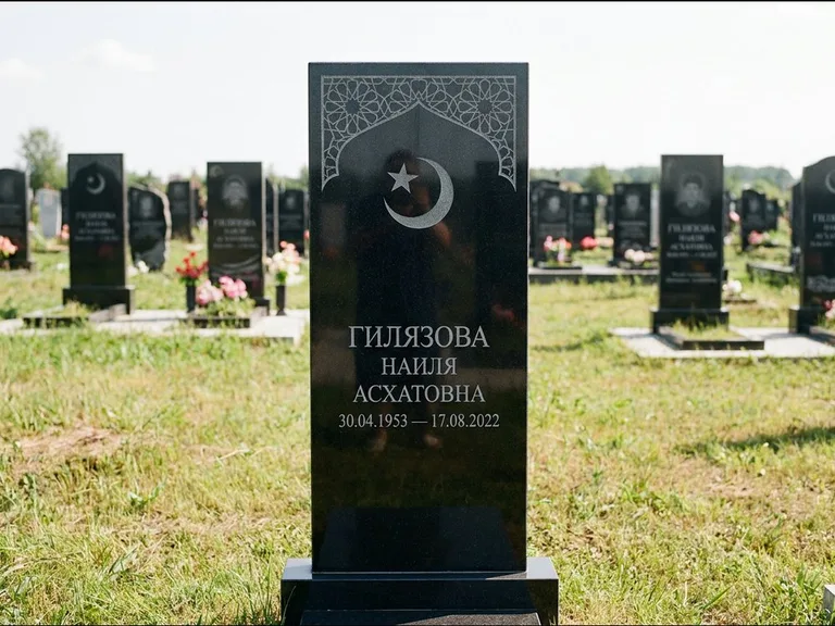 Мусульманский памятник: узкая вертикальная стела-пилон с полумесяцем — гравировка мечети в михраб-арке с орнаментом, открытая лужайка без ограды, работа «Ибрагимова» в Салехарде