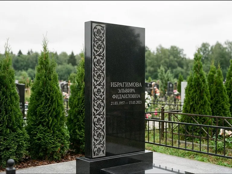 Мусульманский памятник — колонна ислими по краю стелы, работа «Ибрагимова» в Салехарде