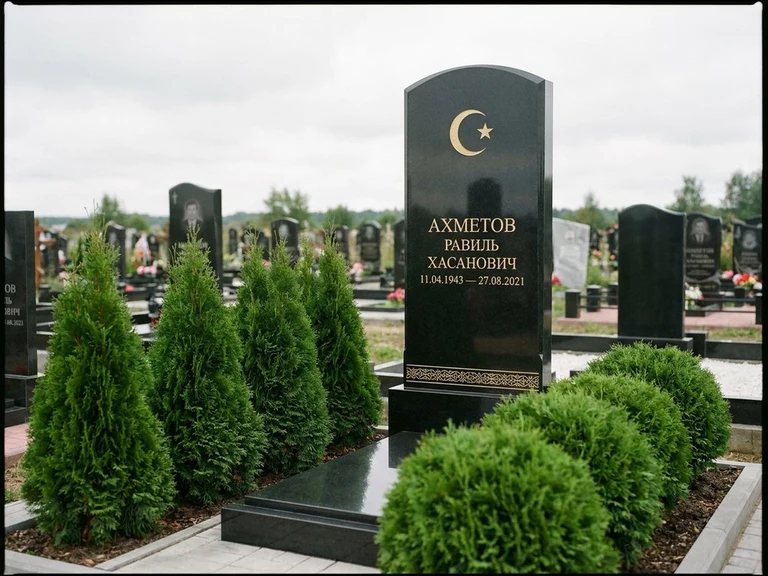 Гравировка полумесяца на памятник в Салехарде — памятник из чёрного гранита с гравировкой