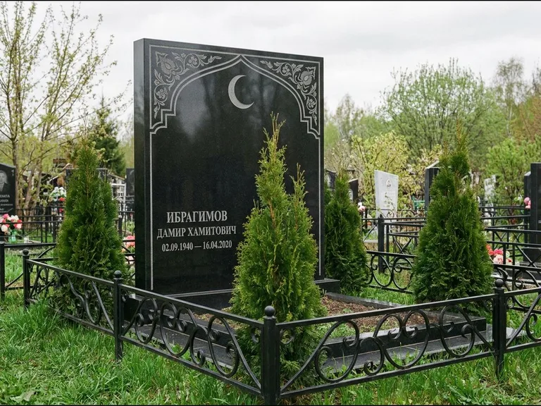 Памятник с гравировкой полумесяца — гравировка полумесяца в восточной арке с орнаментом, работа «Ибрагимов» в Салехарде
