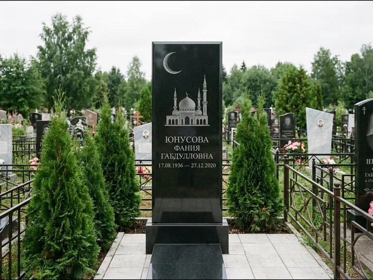 Памятник с гравировкой полумесяца — гравировка полумесяца над силуэтом мечети, работа «Юнусова» в Салехарде