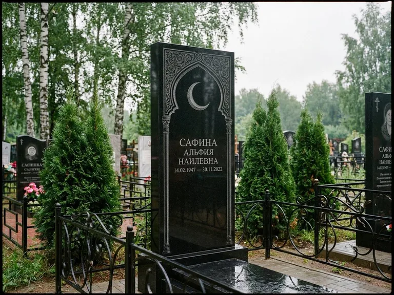 Памятник с гравировкой полумесяца — гравировка полумесяца в восточной арке с орнаментом, работа «Сафина» в Салехарде