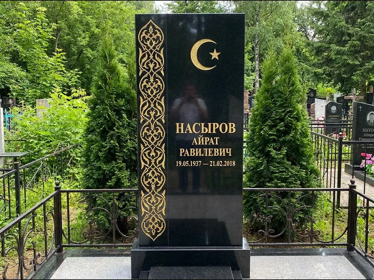 Памятник с гравировкой полумесяца — золочёный полумесяц и колонна растительного орнамента-ислими, работа «Насыров» в Салехарде