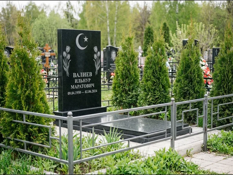 Памятник с гравировкой полумесяца — гравировка полумесяца со звездой и тюльпанами по бокам, работа «Валиев» в Салехарде