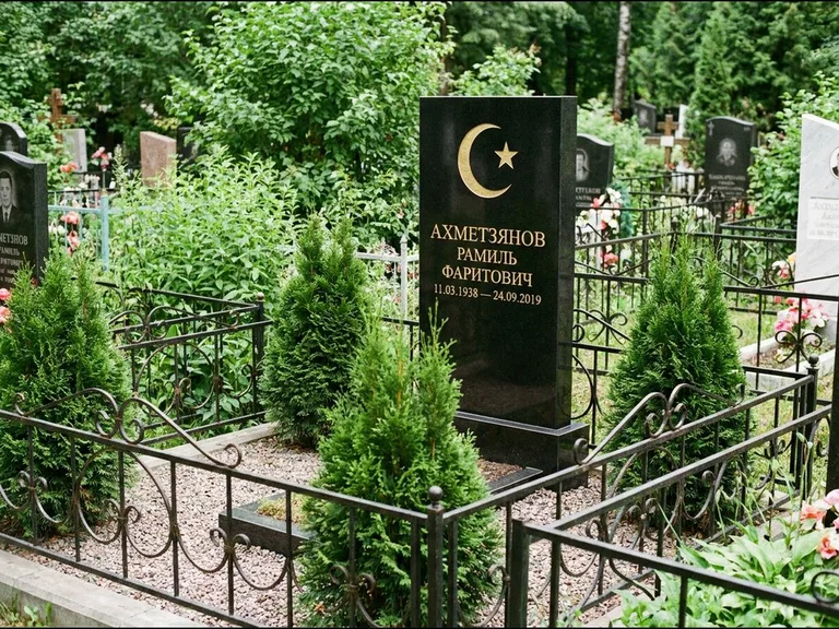 Памятник с гравировкой полумесяца — золочёная гравировка полумесяца со звездой в верхней части с, работа «Ахметзянов» в Салехарде