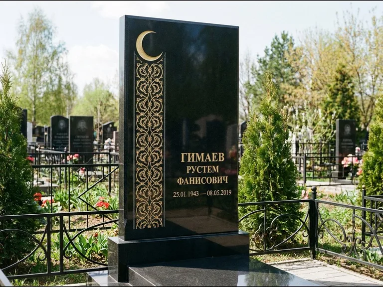 Памятник с гравировкой полумесяца — золочёный полумесяц и колонна растительного орнамента-ислими, работа «Гимаев» в Салехарде
