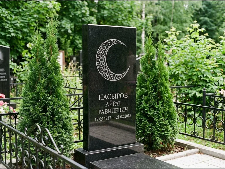 Памятник с гравировкой полумесяца — гравировка полумесяца в геометрическом орнаменте-гирихе, работа «Насыров» в Салехарде