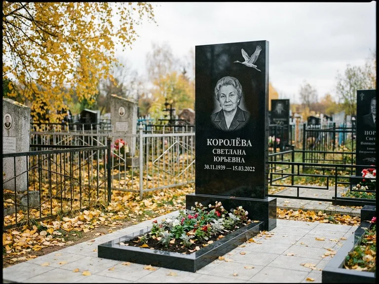Памятник с гравировкой журавлей — белая гравировка клина журавлей, уходящего в верхний угол ст, работа «Королёва» в Салехарде