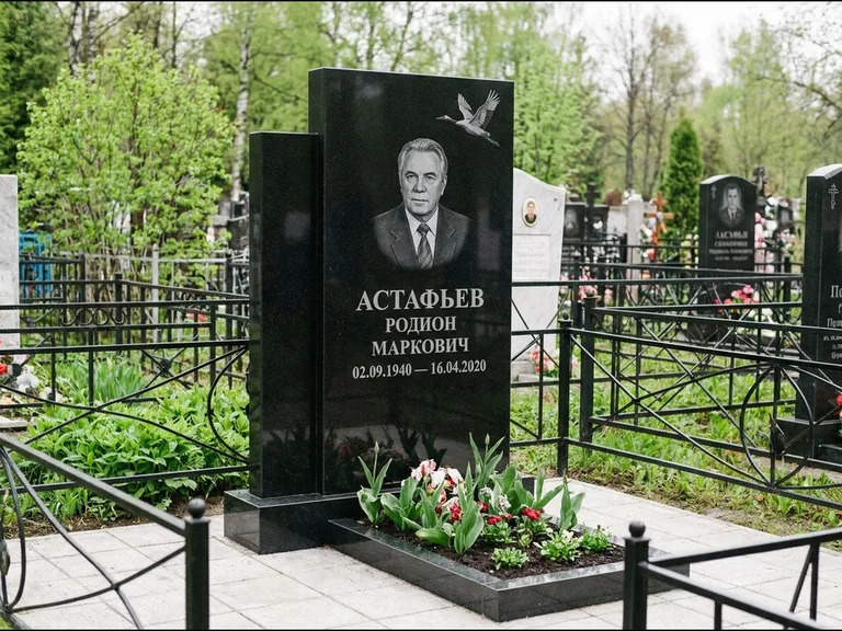 Памятник с гравировкой журавлей — гравировка одиночного летящего журавля над портретом, работа «Астафьев» в Салехарде