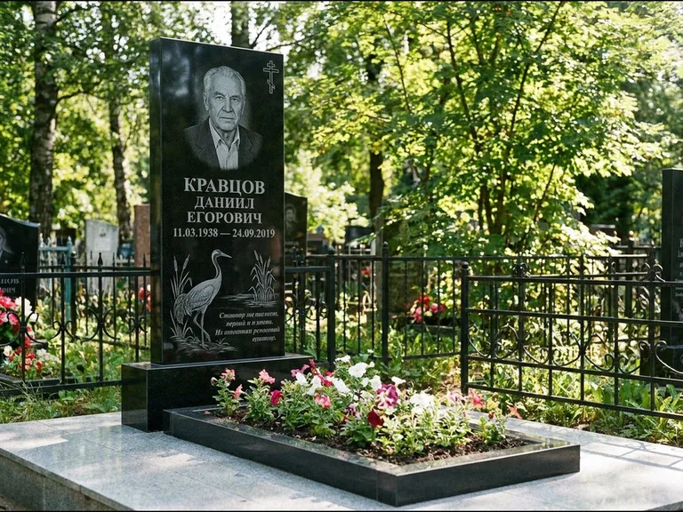 Памятник с гравировкой журавлей — гравировка журавля у камышей рядом с эпитафией, работа «Кравцов» в Салехарде