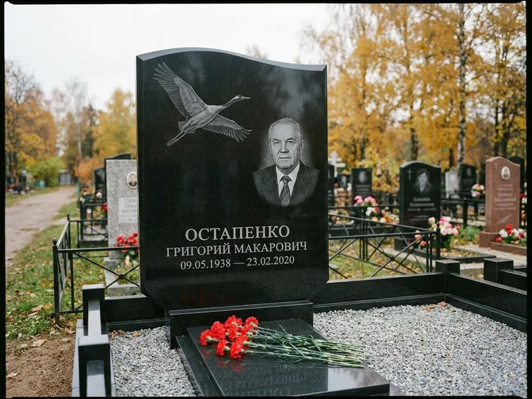 Памятник с гравировкой журавлей — гравировка журавлей, работа «Остапенко» в Салехарде