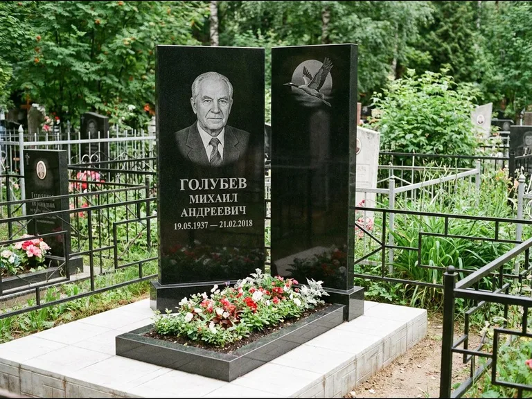 Памятник с гравировкой журавлей — гравировка клина журавлей на фоне солнечного диска, работа «Голубев» в Салехарде