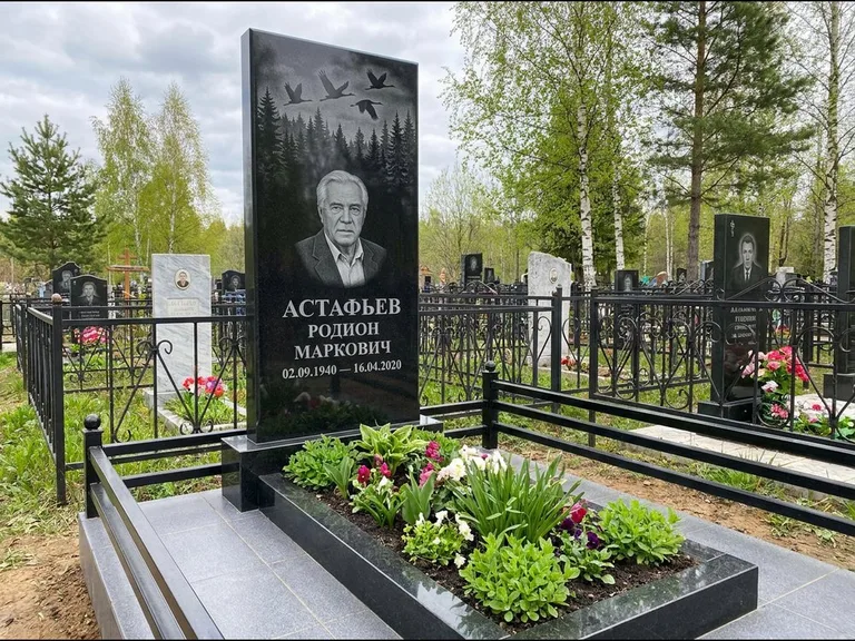 Памятник с гравировкой журавлей — гравировка силуэтов журавлей над еловым лесом, работа «Астафьев» в Салехарде