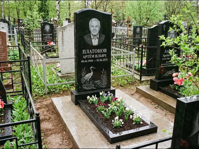Памятник с гравировкой журавлей — гравировка журавля у камышей рядом с эпитафией, работа «Платонов» в Салехарде