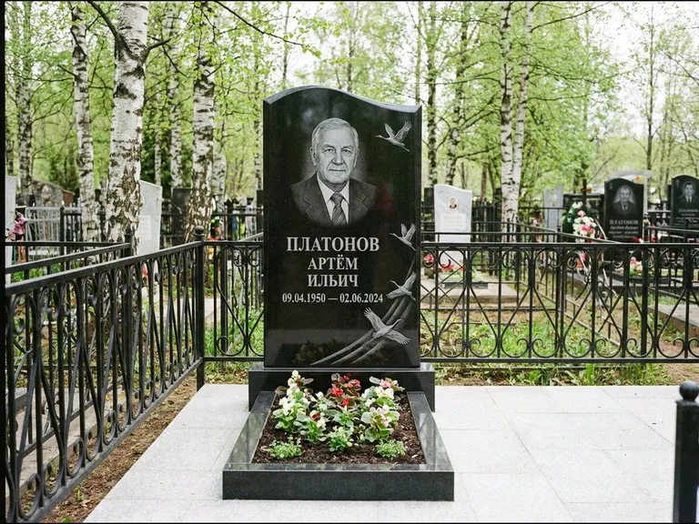 Памятник с гравировкой журавлей — гравировка трёх журавлей по диагонали через свободное поле с, работа «Платонов» в Салехарде