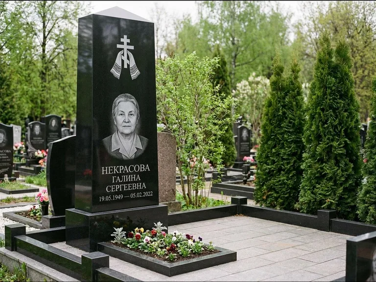 Памятник из чёрного гранита — стела-пилон с ажурным резным крестом, работа «Ерофеева» в Салехарде