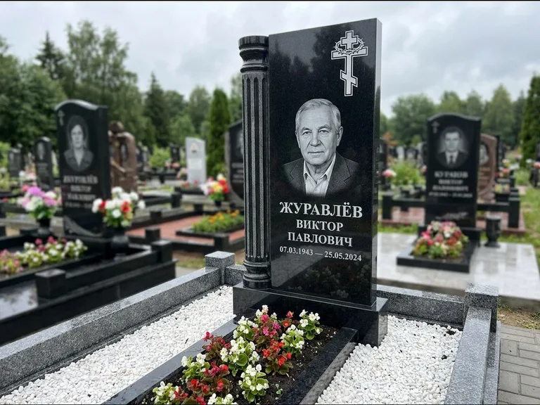 Памятник из чёрного гранита — семейный мемориал из двух стел с крестом с рушником, работа «Гущин» в Салехарде