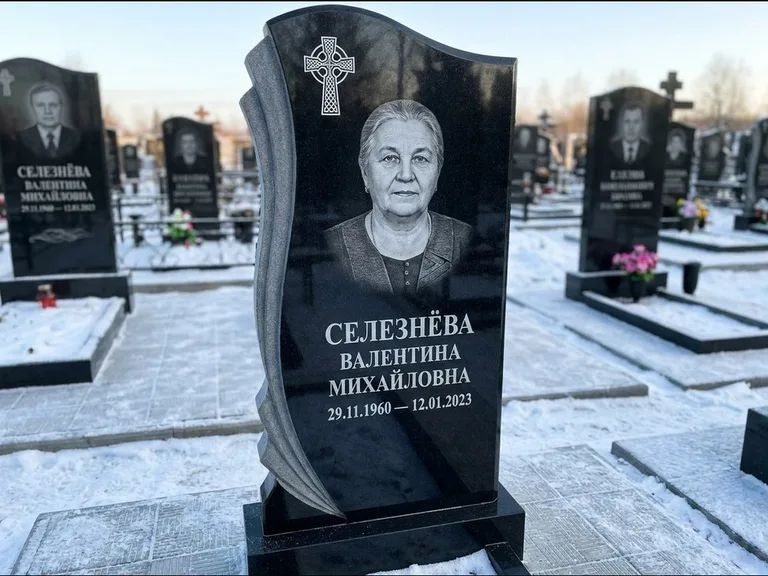 Памятник из чёрного гранита — восьмигранный обелиск с кельтским крестом, работа «Некрасова» в Салехарде
