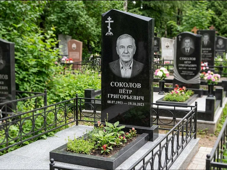 Памятник из чёрного гранита — полукруглая стела с крестом на Голгофе, работа «Журавлёв» в Салехарде