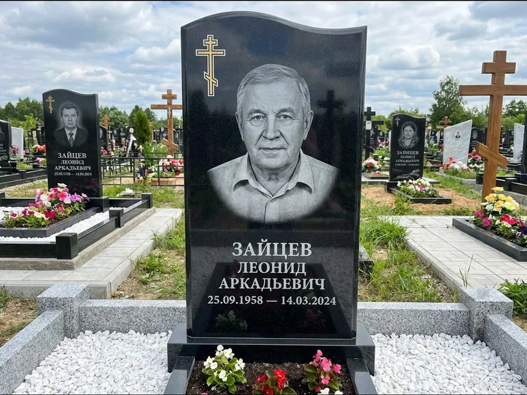 Памятник из чёрного гранита — горизонтальная семейная стела с аркой с процветшим крестом с виноградной лозой, работа «Верещагин» в Салехарде