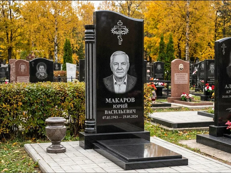 Памятник из чёрного гранита — асимметричная стела с крестом с рушником, работа «Панкратов» в Салехарде